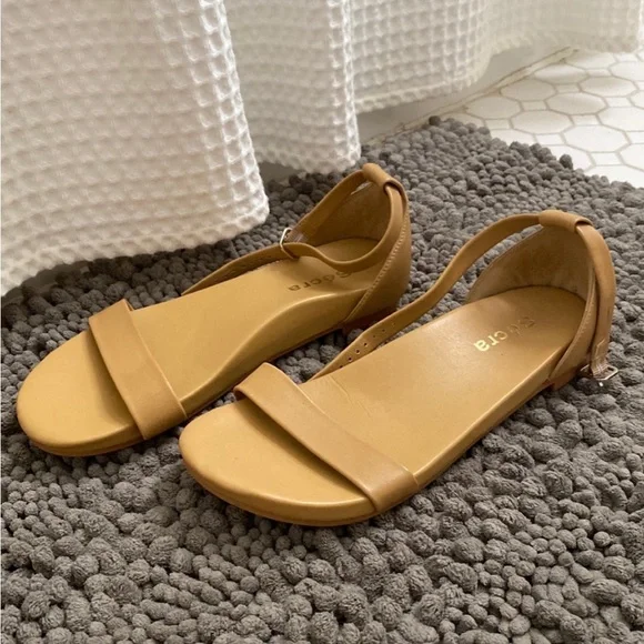 Secra Poppy Sandals Sz. 9 EUC - Picture 2 of 6